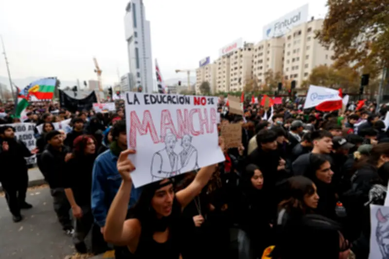 Miles de estudiantes marchan contra reforma de Kast en Chile