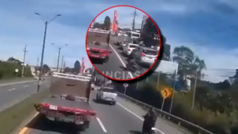 Motociclista sobrevive milagrosamente tras caer en plena vía Medellín-Bogotá