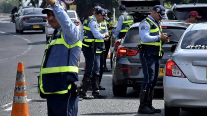 Multa por poner adhesivos electorales en vidrios del carro: ley lo prohíbe