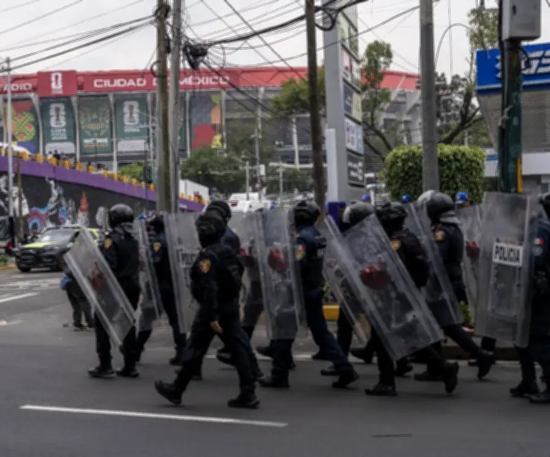 México se alista para el Mundial entre protestas de maestros y otros grupos