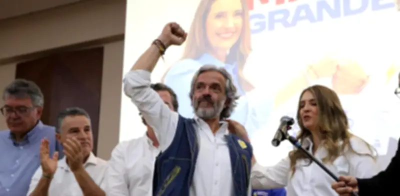 Oviedo se distancia de De la Espriella y critica los extremos populistas