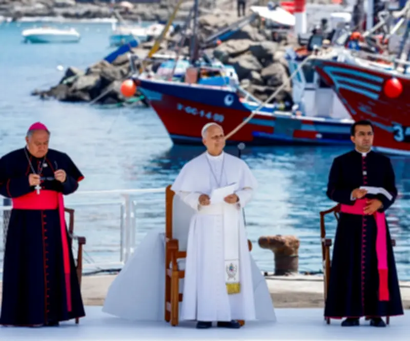 Papa León insta a tratar a migrantes con humanidad en visita a Canarias