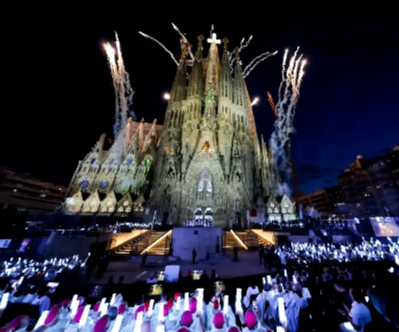 Papa León XIV bendice la Torre de Jesús en la Sagrada Familia