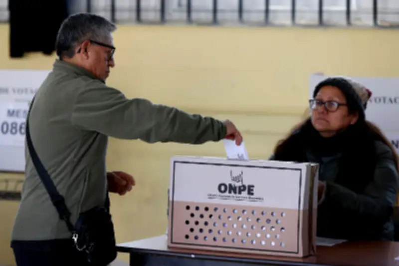 Perú elige presidente entre Fujimori y Sánchez en reñido balotaje