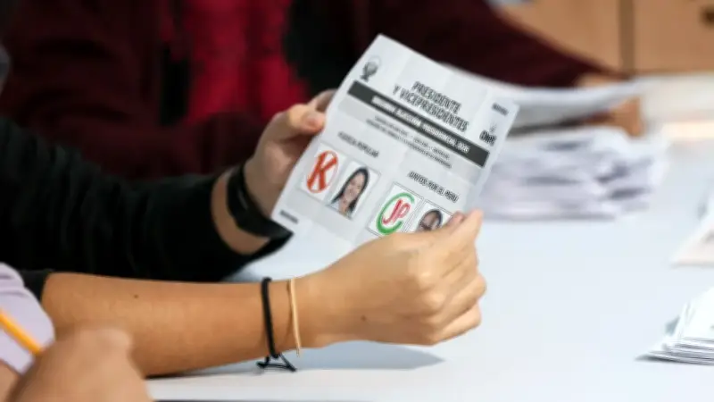 Perú en empate técnico: Sánchez y Fujimori esperan resultados
