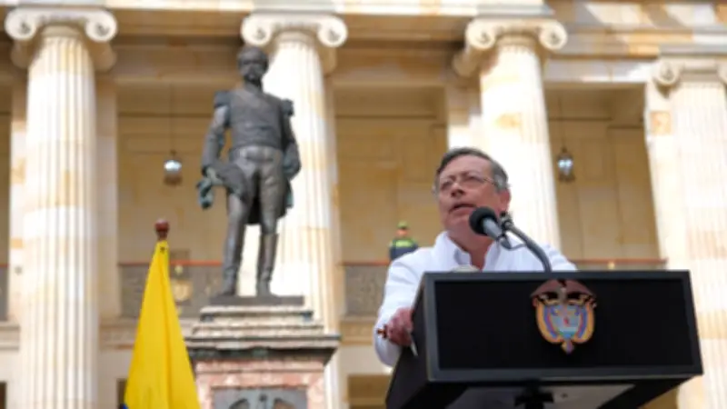 Petro justifica suspensión de funcionarios en plena campaña electoral