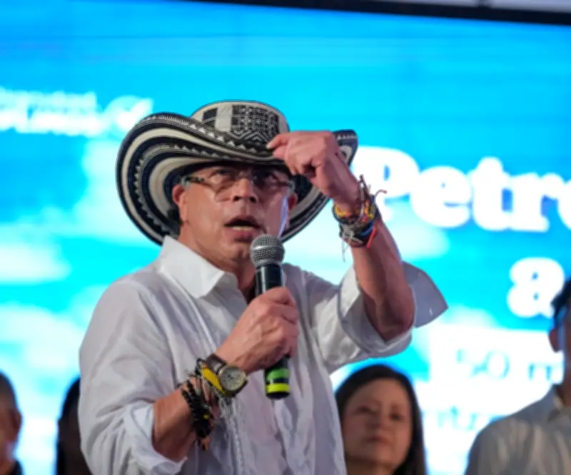 Petro reacciona a elecciones en Perú y propone fusión andina