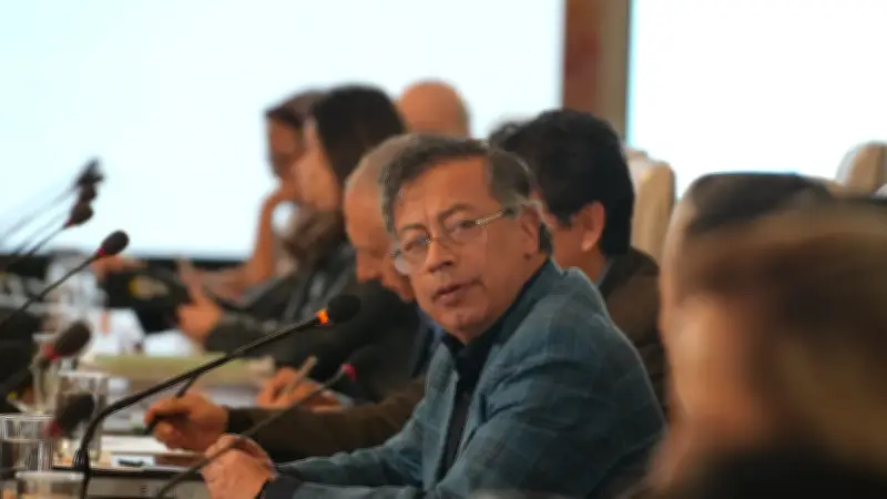 Petro rectifica acusaciones contra empresarios por orden judicial