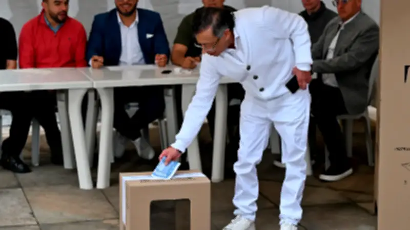 Petro vota en primera vuelta y defiende la democracia