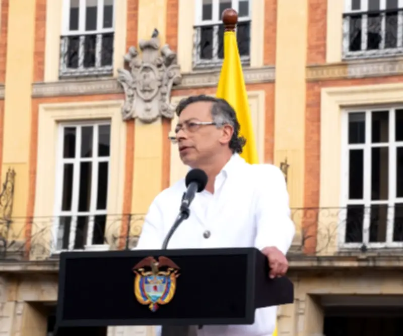 Petro vota y pide a colombianos custodiar mesas electorales