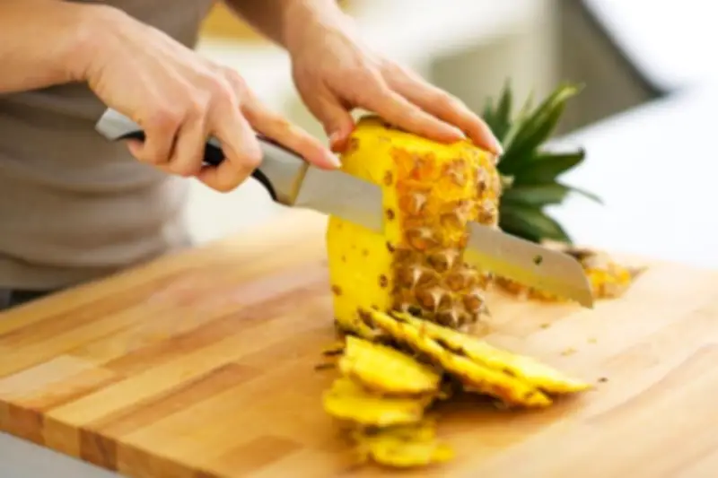 Piña: beneficios, usos y por qué 'escalda' la lengua