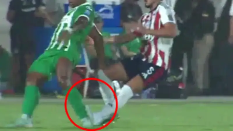 Polémica en la final: fuerte entrada a Morelos que pudo ser roja
