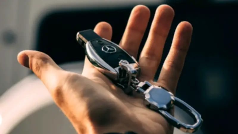 Por qué envolver las llaves del carro en aluminio evita robos
