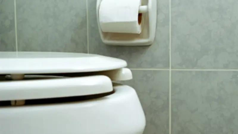 ¿Por qué los inodoros públicos tienen el asiento en forma de U?