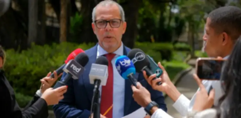 Procuraduría suspende a embajador Alfredo Saade en Brasil por política