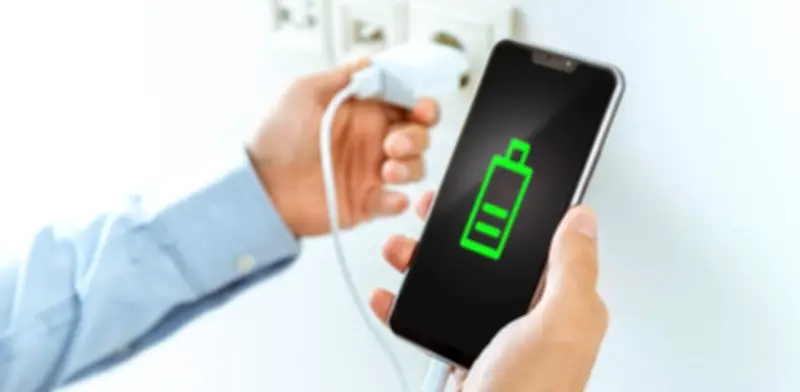 ¿Qué conectar primero: celular o cargador? Consejos clave