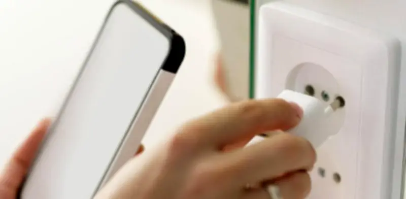 ¿Qué conectar primero, el celular o el cargador? Especialistas responden