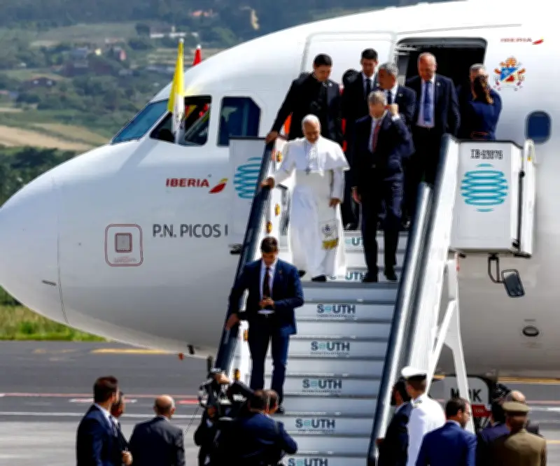 Regreso del Papa desde España se retrasa por problema técnico en avión