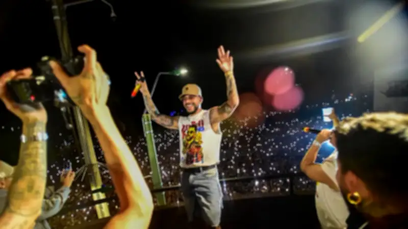 Ryan Castro sorprende a Cali con concierto desde terraza del barrio Obrero