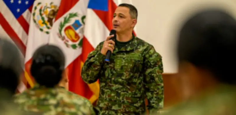 Salida del general Erick Rodríguez: vacaciones obligadas y polémica por carnetización