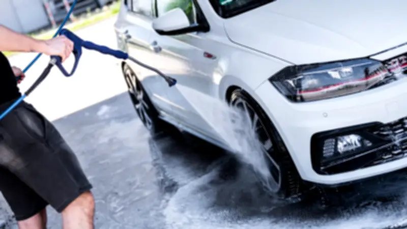 ¿Se puede lavar el carro en la calle? Ciudades donde podría recibir multas