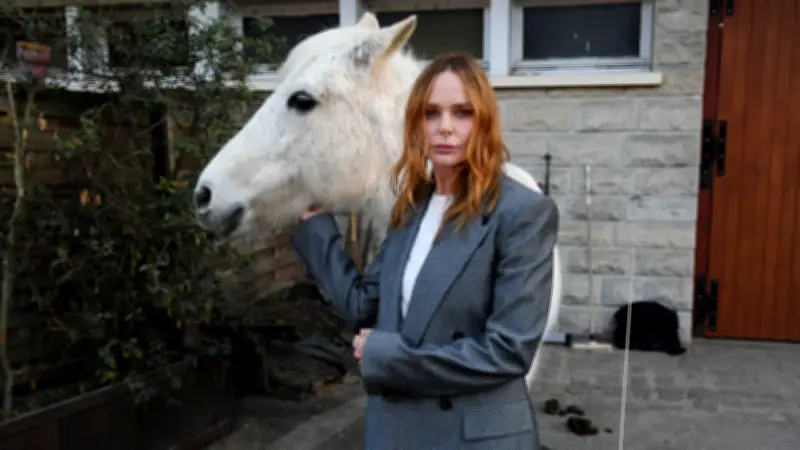 Stella McCartney apuesta por artesanas colombianas para bolsos de lujo sostenible