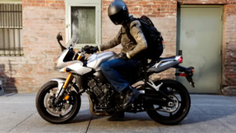 ¿Su moto vibra al acelerar? Posibles causas y soluciones