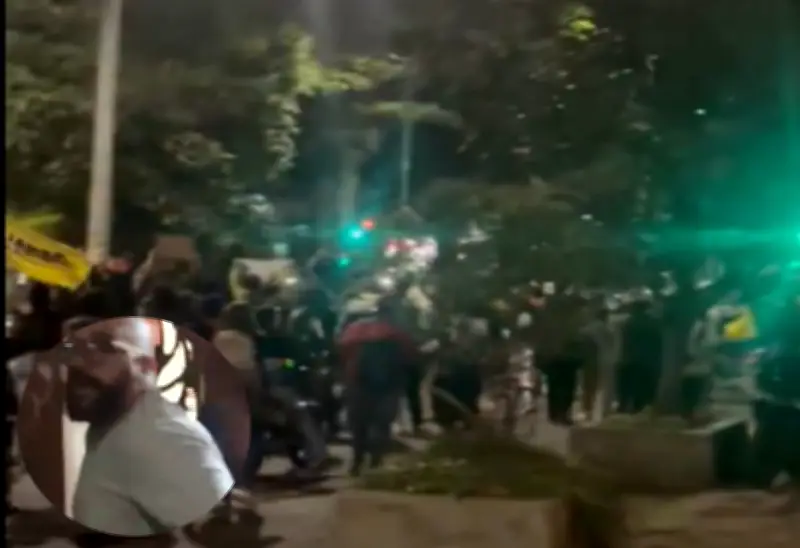 Tensión en el Parkway: sacan arma en movilización de Cepeda