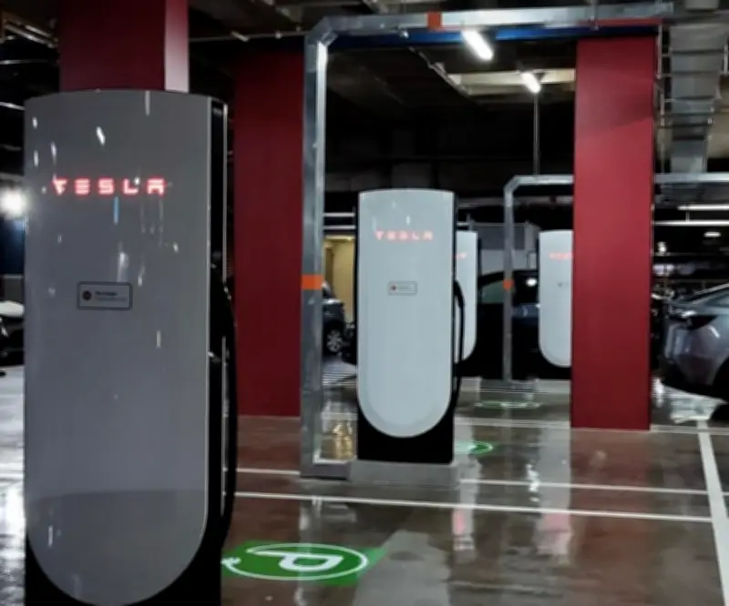 Tesla inaugura primera estación de supercargadores en Medellín