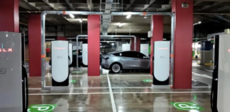 Tesla inaugura sus primeros supercargadores en Medellín con carga ultrarrápida