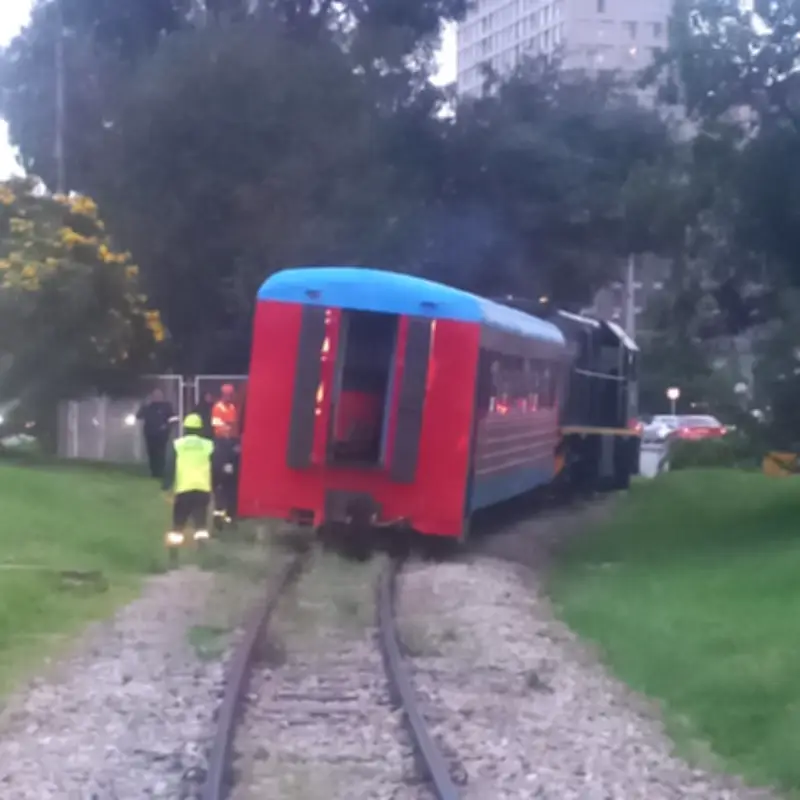 Tren de la Sabana se descarrila en la NQS con 600 pasajeros a bordo