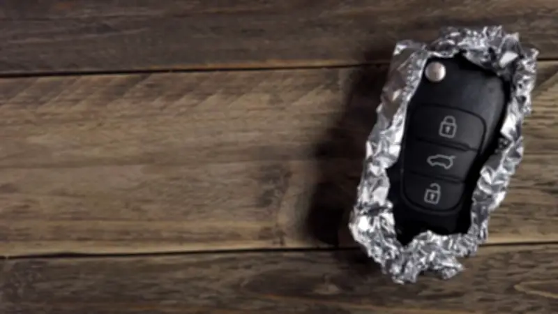 Truco con papel aluminio protege la llave del carro de robos electrónicos