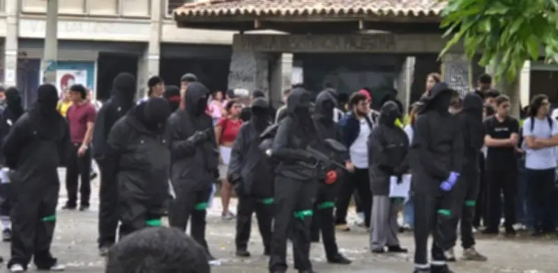 UdeA rechaza violencia tras disturbios en su campus y desconoce a los encapuchados