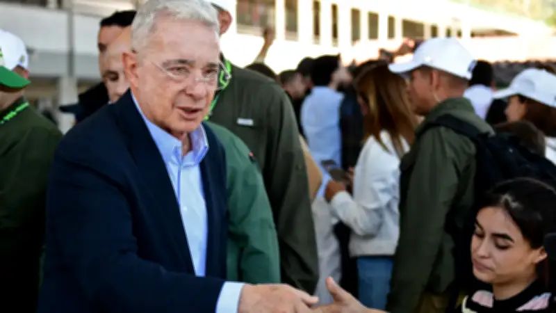 Uribe respalda a De La Espriella y pide no ser apartado de la lucha política