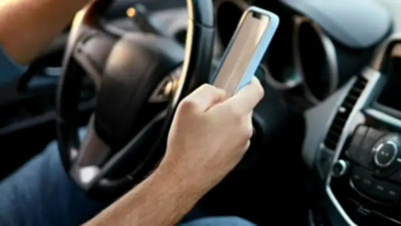 Usar celular en semáforos en rojo puede costarle una multa de $875.000