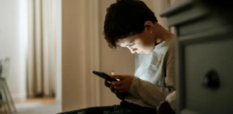 Uso de pantallas en niños según edad: guía científica para padres