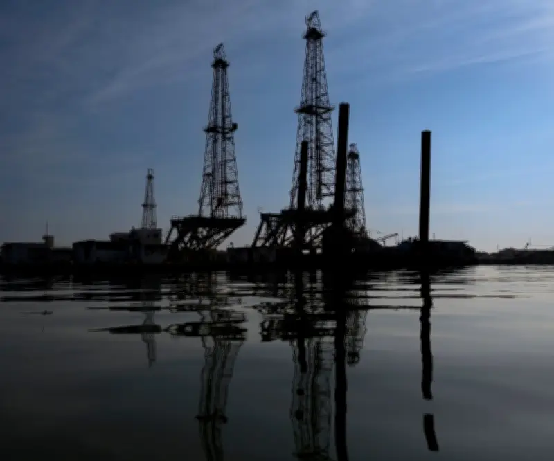 Venezuela exige a petroleras generar su propia electricidad ante apagones