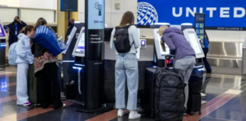 Vuelo de United regresa a Newark por alerta de dispositivo Bluetooth llamado "BOMBA"