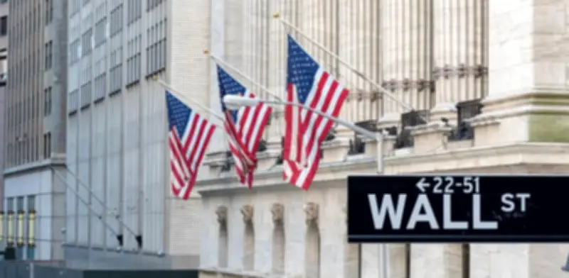 Wall Street cierra al alza, pero el sector tecnológico se debilita