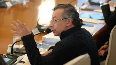 Presidente del Congreso rechaza suspensión de Petro