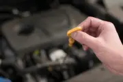7 líquidos clave del carro que debe revisar para evitar averías costosas