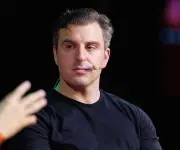 Airbnb lanza laboratorio de IA propio bajo la dirección de Brian Chesky