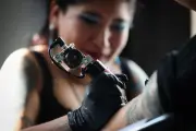 Alerta por tatuajes bajo sedación: riesgos y advertencias médicas
