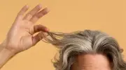 Arrancar canas estimula la alopecia, advierten expertos