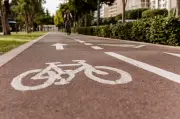 Bicicletas ganan espacio a los carros en varias ciudades del mundo