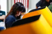 Californianos votan en primarias para gobernador y alcalde de Los Ángeles