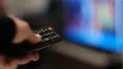 China sorprende con televisor plegable de 135 pulgadas que se divide en cinco partes
