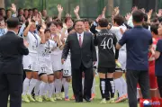 Corea del Norte: campeonas de fútbol lloran y abrazan a Kim Jong-un
