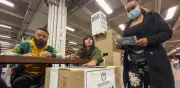 De la Espriella celebra desde un barco en el río Magdalena su triunfo en primera vuelta