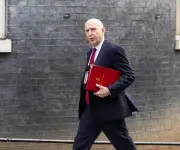 Dimite el secretario de Defensa británico por falta de recursos
